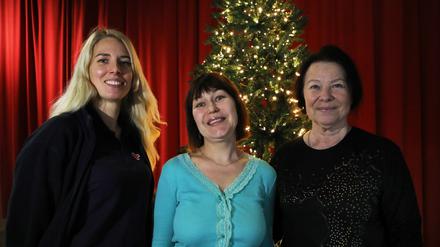 Ukrainische Flüchtlinge, die zur Zeit in der Metropolishalle Potsdam untergebracht sind, erzählen, wie sie Weihnachten verleben werden. V.r.: Vira Korniienko, Ruslana Hrabar und Yelyzaveta Pivtoratska.