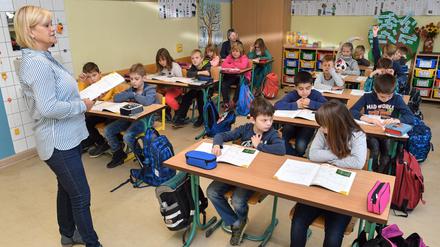 Doris Meinke (l) von der Zentralstelle für Niederdeutsch in Prenzlau (Brandenburg) unterrichtet am 07.11.2017 Plattdeutsch in einer dritten Klasse der Pestalozzi-Grundschule in Prenzlau. (zu dpa "Plattdeutsch" am 21.11.2017) Foto: Patrick Pleul/dpa-Zentralbild/dpa +++(c) dpa - Bildfunk+++ | Verwendung weltweit