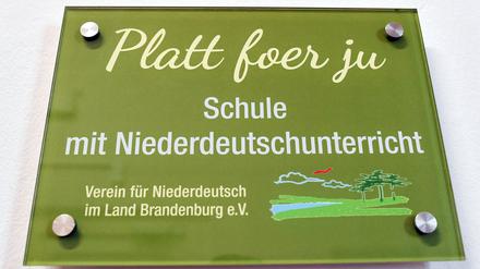 ARCHIV - 07.11.2017, Brandenburg, Prenzlau: Ein Schild mit der Aufschrift «Platt foer ju - Schule mit Niederdeutschunterricht», aufgenommen in der Grundschule. (zu «Wo in Brandenburg «Platt» gesprochen wird») Foto: Patrick Pleul/dpa-Zentralbild/dpa +++ dpa-Bildfunk +++