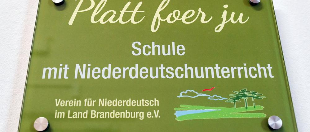 ARCHIV - 07.11.2017, Brandenburg, Prenzlau: Ein Schild mit der Aufschrift «Platt foer ju - Schule mit Niederdeutschunterricht», aufgenommen in der Grundschule. (zu «Wo in Brandenburg «Platt» gesprochen wird») Foto: Patrick Pleul/dpa-Zentralbild/dpa +++ dpa-Bildfunk +++