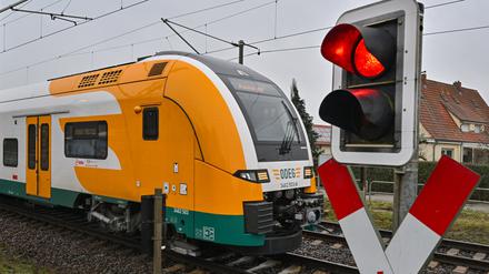 Die Verkehrsprobleme im Regionalverkehr zwischen Berlin und Brandenburg dürften aus Sicht der Ostdeutschen Eisenbahngesellschaft (Odeg) noch einige Wochen andauern.