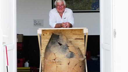 Svend Hansen mit einem Pithos in Pietrele.