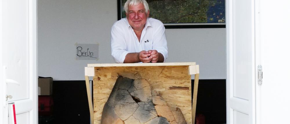 Svend Hansen mit einem Pithos in Pietrele.