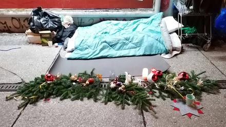 Unter der S-Bahnbrücke am Alexanderplatz haben Obdachlose eine Schlafstatt, dekoriert mit Tannengrün, eingerichtet.