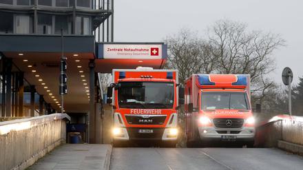 Rettungswagen vor der Notaufnahme am Benjamin-Franklin-Krankenhaus.