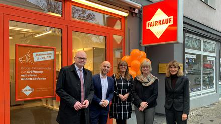 Im Dezember eröffnet: Gruppenfoto mit Geschäftsführung und Besuch aus dem dem Bezirksamt.