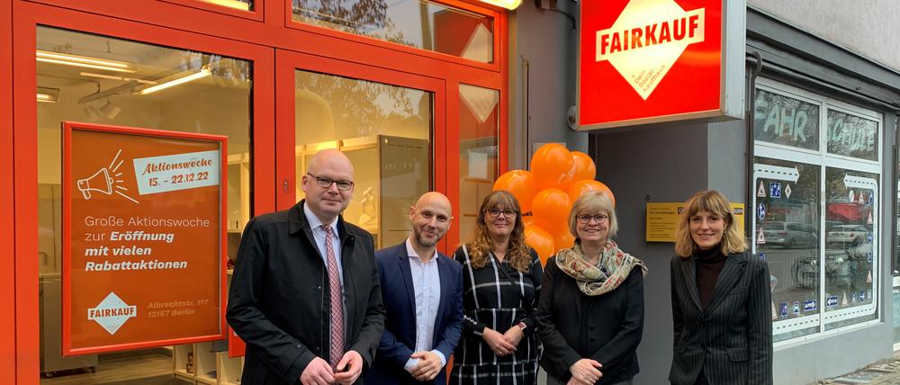 Im Dezember eröffnet: Gruppenfoto mit Geschäftsführung und Besuch aus dem dem Bezirksamt.