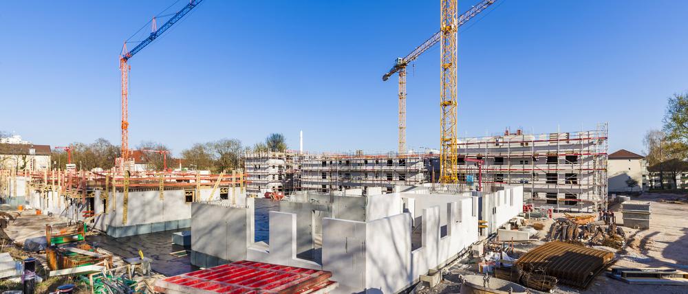 Auf einer Baustelle in Stuttgart werden Mehrfamilienhäuser errichtet. 
