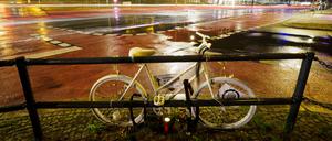 Ein „Geisterrad“ an der Ecke Greifswalder Straße/Prenzlauer Berg erinnert an die 38-Jährige, die von einem abbiegenden Betonmischer überfahren wurde. 