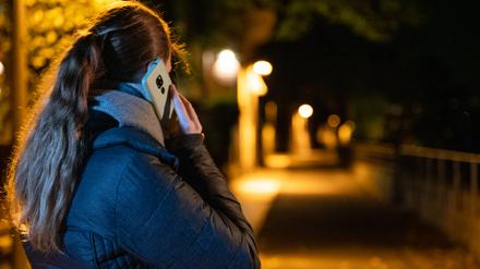 Das Heimwegtelefon begleitet Menschen durch einsame Nächte.