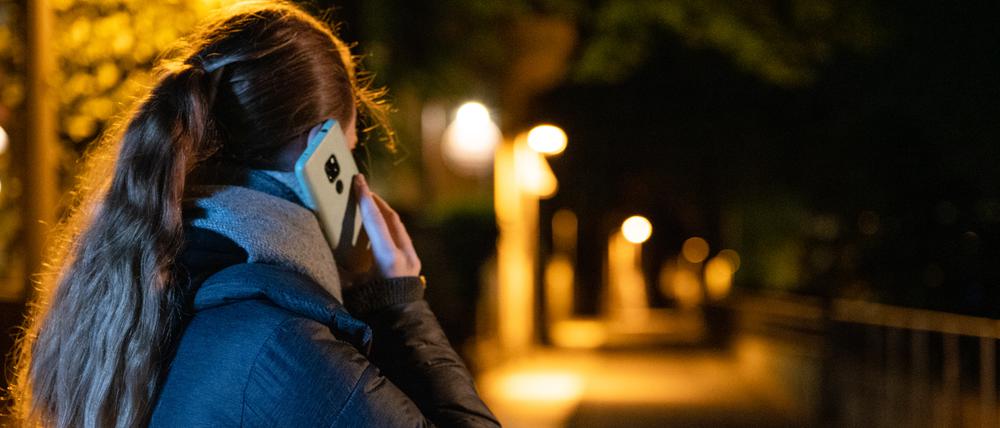 Das Heimwegtelefon begleitet Menschen durch einsame Nächte.