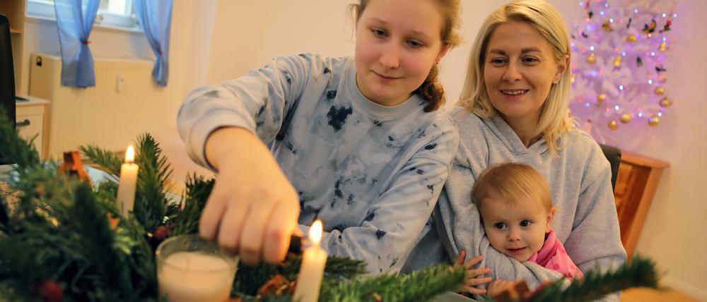 Anna Haponiuk (40) mit Ihren Töchtern Daria (14) und Nika (1) feiern Weihnachten in Potsdam