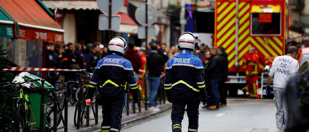 Französische Polizisten und Feuerwehrleute sichern eine Straße, nachdem zwei Menschen erschossen wurden.