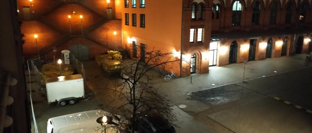 Der Bauzaun verläuft bis zum Ende der Friedenstraße. Die Treppe führt laut Pandion zur Baustelle. 