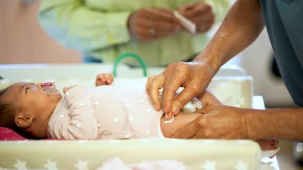 Oft dauert es bis zu einem Jahr, bis ein Neugeborenes eine Geburtsurkunde bekommt: Solange gibt es auch keine Gesundheitskarte.