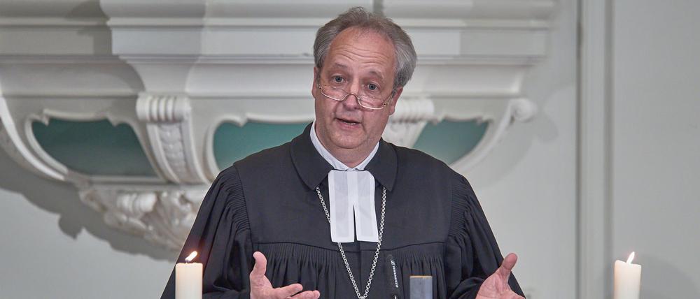  Christian Staeblein Stäblein, Bischof der Evangelischen Kirche Berlin-Brandenburg-schlesische Oberlausitz, spricht am 26.08.2022 in der Berliner Franzoesischen Friedrichstadtkirche waehrend des Festakts fuer Wolfgang Huber. Mit Andacht, Festakt und Empfang wuerdigt die evangelische Kirche den frueheren Berliner Bischof und EKD-Ratsvorsitzenden Wolfgang Huber zu dessen 80. Geburtstag. Huber war am 12. August 80 Jahre alt geworden. Siehe epd-Meldung vom 26.08.2022 Evangelische Kirche wuerdigt Altbischof Huber mit Festakt *** Christian Staeblein Stäblein , Bishop of the Protestant Church Berlin Brandenburg Silesian Upper Lusatia, speaks on 26 08 2022 in the Berlin Franzoesische Friedrichstadtkirche during the ceremony for Wolfgang Huber Wi Copyright: epd-bild/ChristianxDitsch EDITORIAL USE ONLY