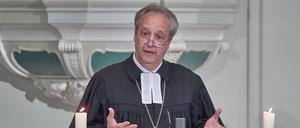  Christian Staeblein Stäblein, Bischof der Evangelischen Kirche Berlin-Brandenburg-schlesische Oberlausitz, spricht am 26.08.2022 in der Berliner Franzoesischen Friedrichstadtkirche waehrend des Festakts fuer Wolfgang Huber. Mit Andacht, Festakt und Empfang wuerdigt die evangelische Kirche den frueheren Berliner Bischof und EKD-Ratsvorsitzenden Wolfgang Huber zu dessen 80. Geburtstag. Huber war am 12. August 80 Jahre alt geworden. Siehe epd-Meldung vom 26.08.2022 Evangelische Kirche wuerdigt Altbischof Huber mit Festakt *** Christian Staeblein Stäblein , Bishop of the Protestant Church Berlin Brandenburg Silesian Upper Lusatia, speaks on 26 08 2022 in the Berlin Franzoesische Friedrichstadtkirche during the ceremony for Wolfgang Huber Wi Copyright: epd-bild/ChristianxDitsch EDITORIAL USE ONLY