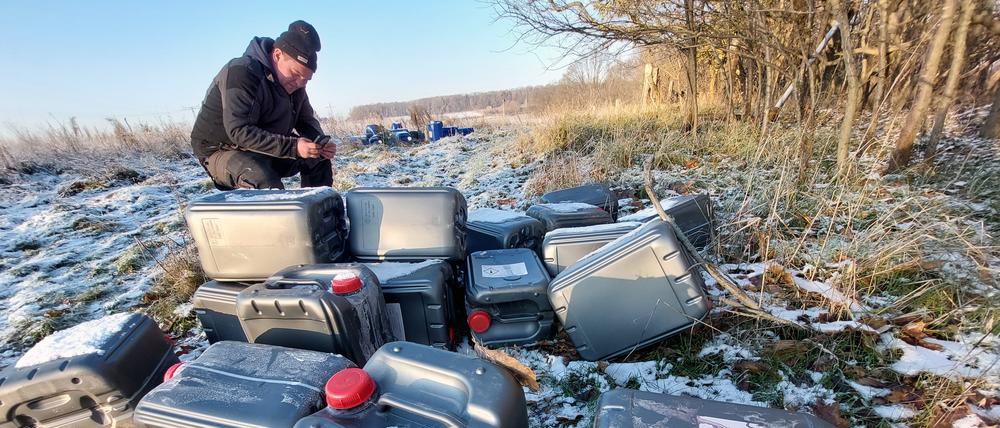 Vermutlich giftig. Die Kanister mit unbekannten, chemischen Flüssigkeiten.