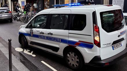 Ein Polizeiauto in Paris (Symbolbild).