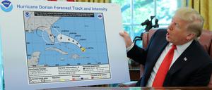 US-Präsident Donald Trump erklärt an einer Karte, wie er sich die Zugbahn des Hurrikans Dorian vorstellt. 