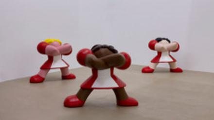 Kirsi Mikkolas Figuren zeigen Ellenbogen.