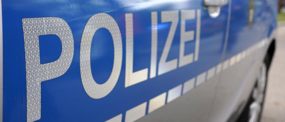 Schriftzug der Polizei an Poizeifahrzeug. Symbolbild, Themenbild Berlin, 27.11.2022 *** Police lettering on police vehicle symbol image, theme image Berlin, 27 11 2022 Foto:xT.xBartillax/xFuturexImage 