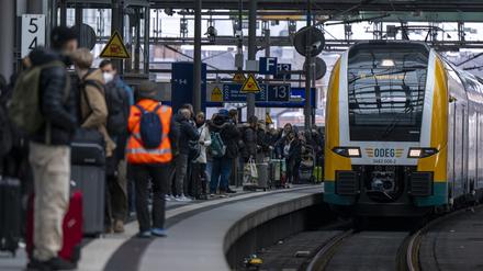 Warten am Berliner Hauptbahnhof: der Regionalzug der Odeg nach Magdeburg.