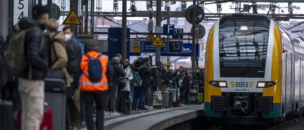 Warten am Berliner Hauptbahnhof: der Regionalzug der Odeg nach Magdeburg.