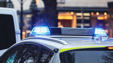 Blaulicht leuchtet auf einem Polizeiwagen. (Symbolfoto)
