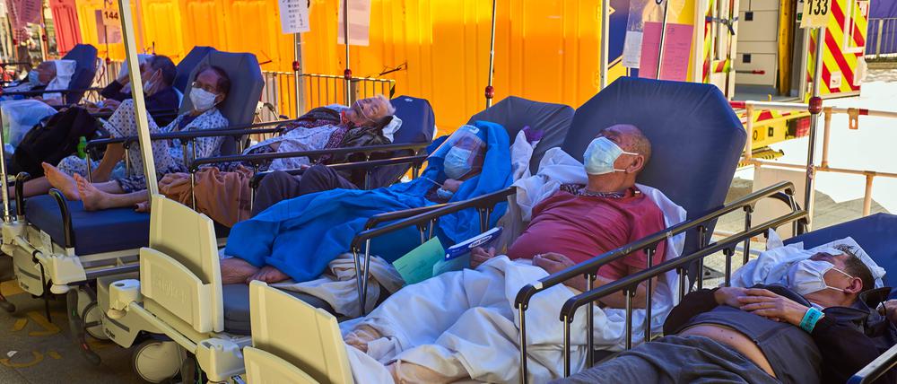 Covid-19-Patienten liegen auf Betten vor dem Caritas Medical Center in Hongkong