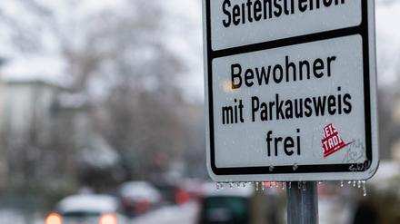 PRODUKTION - 15.12.2022, Baden-Württemberg, Freiburg: Ein Schild mit der Aufschrift «Bewohner mit Parkausweis frei» steht in der Freiburger Innenstadt an einem Seitenstreifen. (Zu dpa: «Umwelthilfe kritisiert Länder für Preise für Anwohnerparken») Foto: Philipp von Ditfurth/dpa +++ dpa-Bildfunk +++