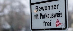 PRODUKTION - 15.12.2022, Baden-Württemberg, Freiburg: Ein Schild mit der Aufschrift «Bewohner mit Parkausweis frei» steht in der Freiburger Innenstadt an einem Seitenstreifen. (Zu dpa: «Umwelthilfe kritisiert Länder für Preise für Anwohnerparken») Foto: Philipp von Ditfurth/dpa +++ dpa-Bildfunk +++