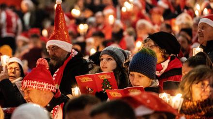 Mit Liederheft und Zipfelmütze: Weihnachtssingen bei Union Berlin.