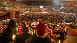 Das Weihnachtssingen beim 1. FC Union ist inzwischen genauso gefragt wie ein Fußballspiel in der Alten Försterei.