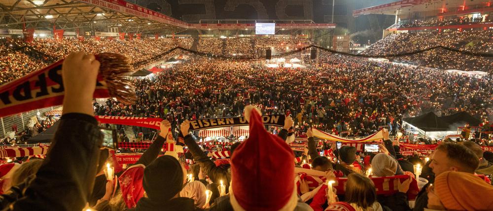 Das Weihnachtssingen beim 1. FC Union ist inzwischen genauso gefragt wie ein Fußballspiel in der Alten Försterei.