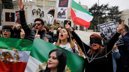 Protest gegen das iranische Regime in der Türkei.