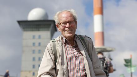 Extremwanderer und Wanderführer Benno Schmidt, „Brocken-Benno“ genannt, steht auf dem Brocken.