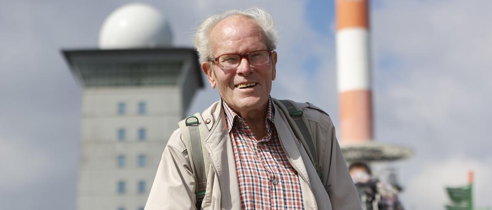 Extremwanderer und Wanderführer Benno Schmidt, „Brocken-Benno“ genannt, steht auf dem Brocken.