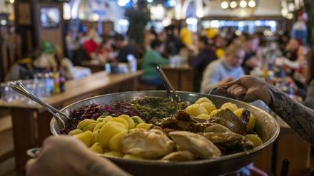 Reiche Bescherung: Die „Arche“ lud zum gemeinsamen Geflügel-, Rotkohl- und Klöße-Essen.