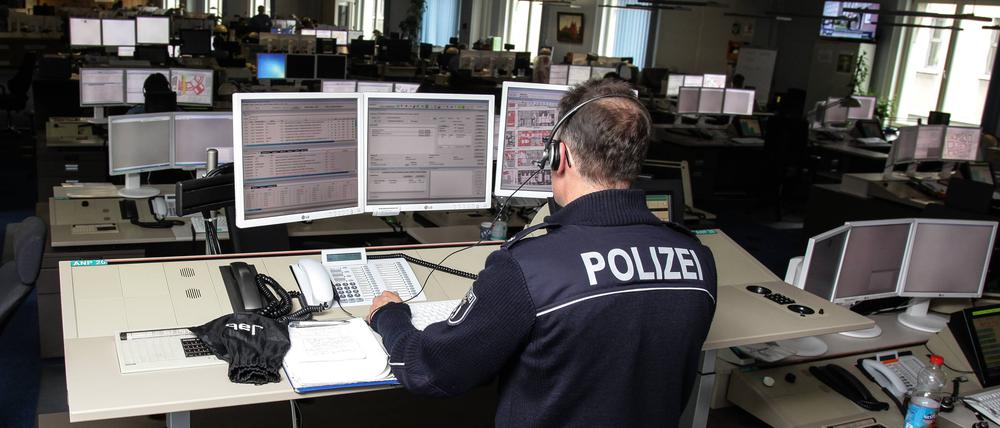 Die Einsatzleitzentrele der Berliner Polizei im Polizeipräsidium am Platz der Luftbrücke.  