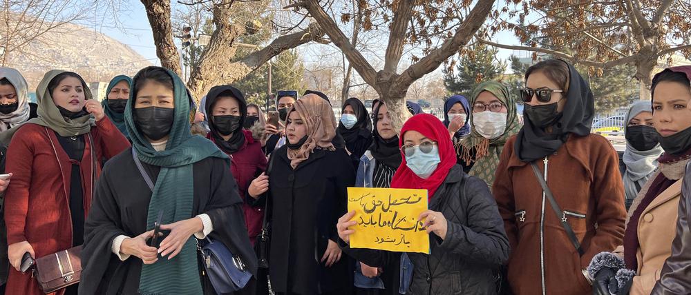Afghanische Frauen nehmen an einer Demonstration gegen das kürzlich verhängte Universitätsverbot für Frauen teil.