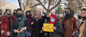 Afghanische Frauen nehmen an einer Demonstration gegen das kürzlich verhängte Universitätsverbot für Frauen teil.