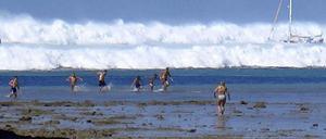 Die Tsunami-Welle rollt am 26. Dezember 2004 auf den Strand von Rai Lay im Süden Thailands zu. Eine schwedische Touristin läuft ihr entgegen, um ihre Familie zu warnen.