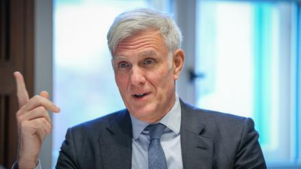 Stephan Schwarz (parteilos), Senator für Wirtschaft, Energie und Betriebe des Landes Berlin, aufgenommen während eines Interviews mit der dpa. 