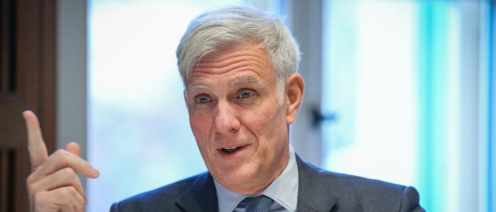 Stephan Schwarz (parteilos), Senator für Wirtschaft, Energie und Betriebe des Landes Berlin, aufgenommen während eines Interviews mit der dpa.