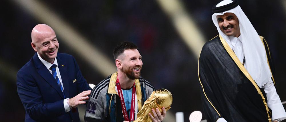 FIFA-Präsident Gianni Infantino und der Emir von Katar, Scheich Tamir bin Hamad bin Khalifa al Thani mit Lionel Messi.
