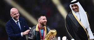 FIFA-Präsident Gianni Infantino und der Emir von Katar, Scheich Tamir bin Hamad bin Khalifa al Thani mit Lionel Messi.