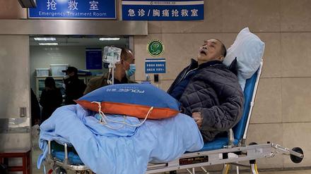 Ein älterer Covid-19-Patient wartet in einer Notaufnahme.