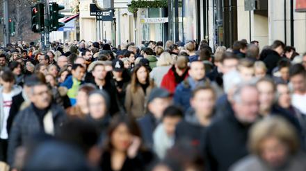 Passanten auf der Einkaufsmeile Königsallee in Düsseldorf. 