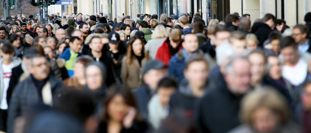 Passanten auf der Einkaufsmeile Königsallee in Düsseldorf.